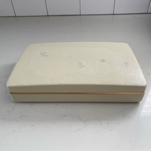 Vintage Floral Embossed 1960’s Cream and Pink Jewelry Box - Picture 3 of 16